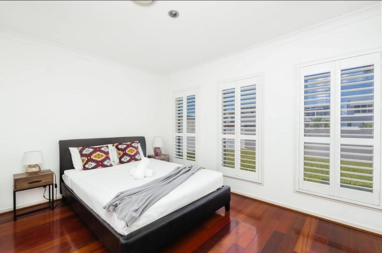 Lakeside Spacious 5bed Water View Family