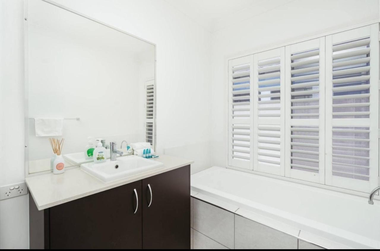 Villa Lakeside Spacious 5bed Water View Family Gold Coast